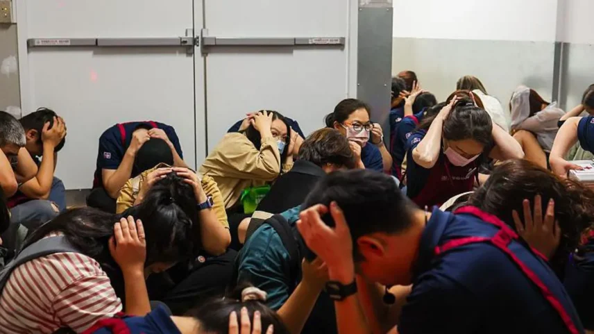 Voluntários ensaiaram como se proteger em um porão de supermercado durante um ensaio de ataque aéreo em Taipei no início deste mês (Foto: Getty Images)