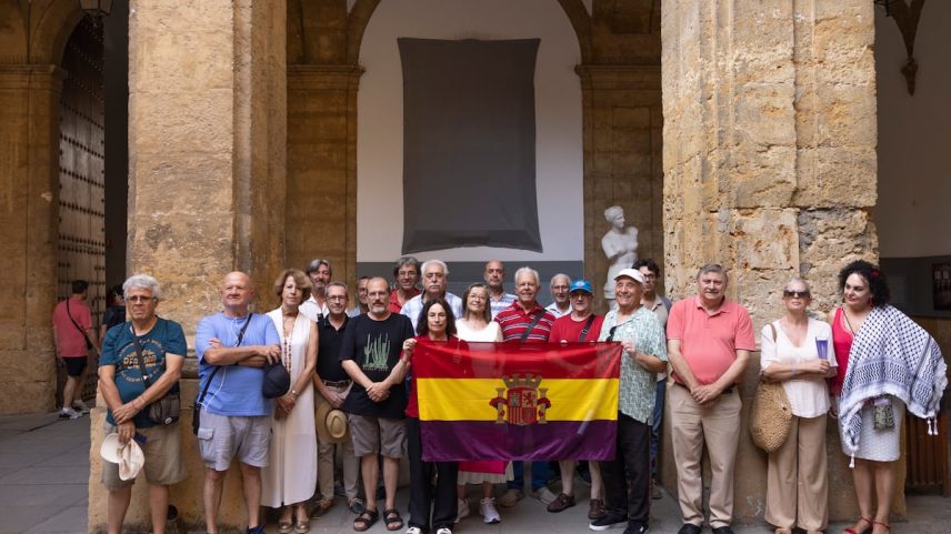 O grupo de professores da Universidade de Sevilla que lutou para que fosse removida uma placa de Franco do reitorado. (Foto: PACO PUENTES)