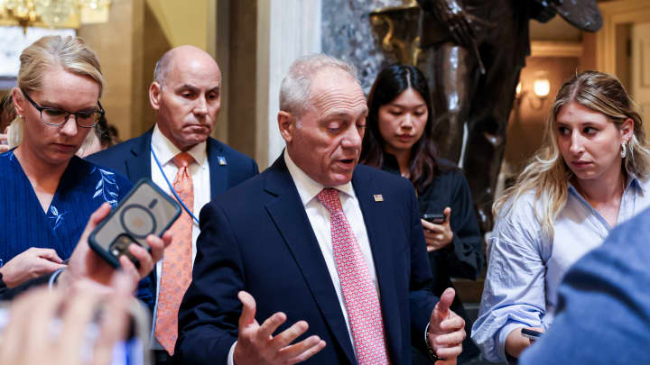 O representante Steve Scalise, um republicano da Louisiana, ao centro, fala com membros da mídia no Statuary Hall do Capitólio dos EUA em Washington, DC, EUA, na quarta-feira, 16 de julho de 2025. (Foto: Valerie Plesch | Bloomberg | Getty Images)