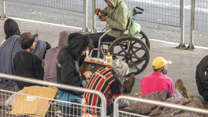 Usuários de droga se misturam a moradores de rua sob o Minhocão (Foto: Daniel Teixeira/Estadão)