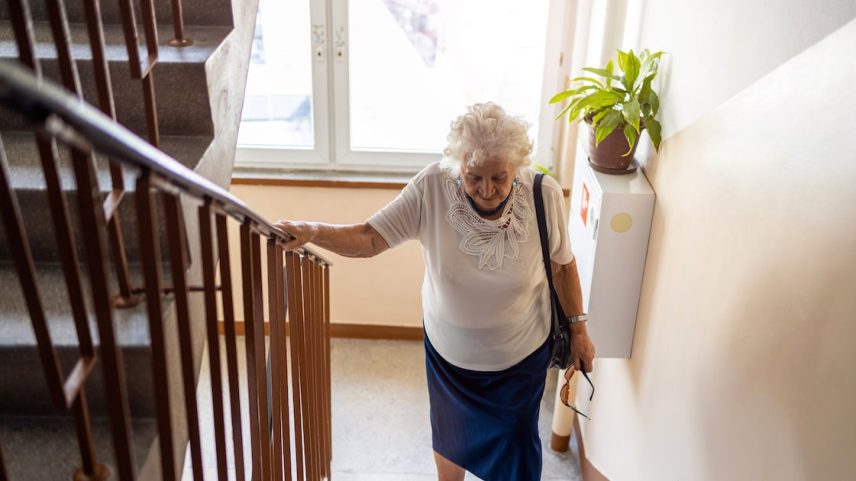 As quedas são a segunda causa de morte relacionada a ferimentos entre adultos com 65 anos ou mais. A recomendação é que pessoas idosas realizem rotineiramente testes de equilíbrio e mobilidade. (Foto: pikselstock/Adobe Stock)