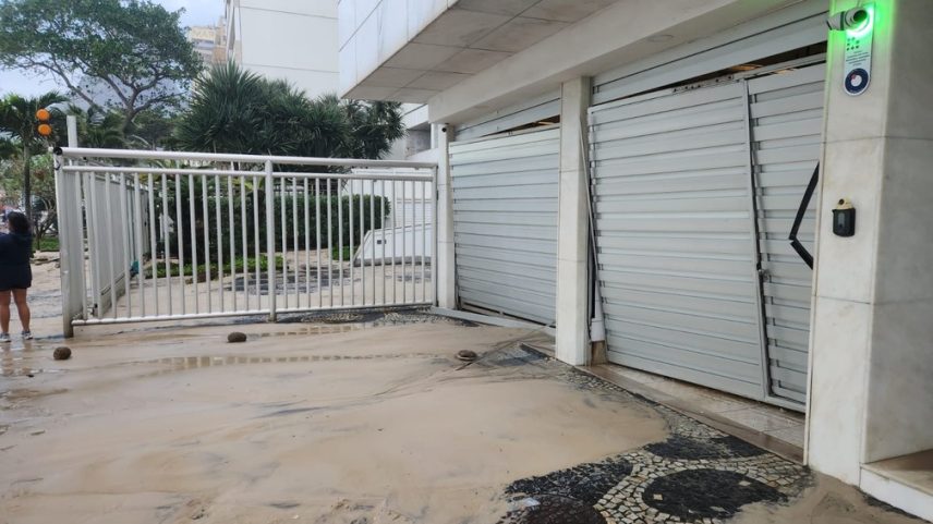 Portão de prédio foi danificado pela água do mar (Foto: Raoni Alves/g1)