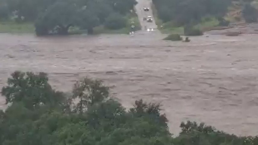 O Rio Llano transbordou com a água da enchente no Condado de Llano, Texas, em 4 de julho (Foto: Reprodução/Twitter)