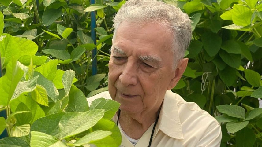 Engenheiro agrônomo Romeu Afonso de Souza Kiihl desenvolveu mais de 150 variedades de sementes adaptadas às diferentes condições de produção do Brasil (Foto: Leones Alves De Almeida Júnior)