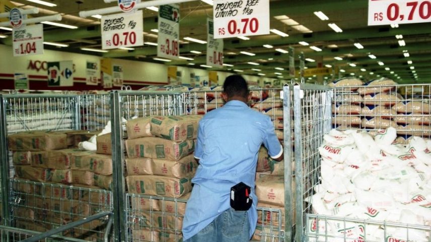 Com a implementação do Plano Real, a relação do brasileiro com o dinheiro mudou. O que antes custava centenas de cruzeiros reais passou a valer centavos de real (Foto: William de Moura / Agência O Globo)
