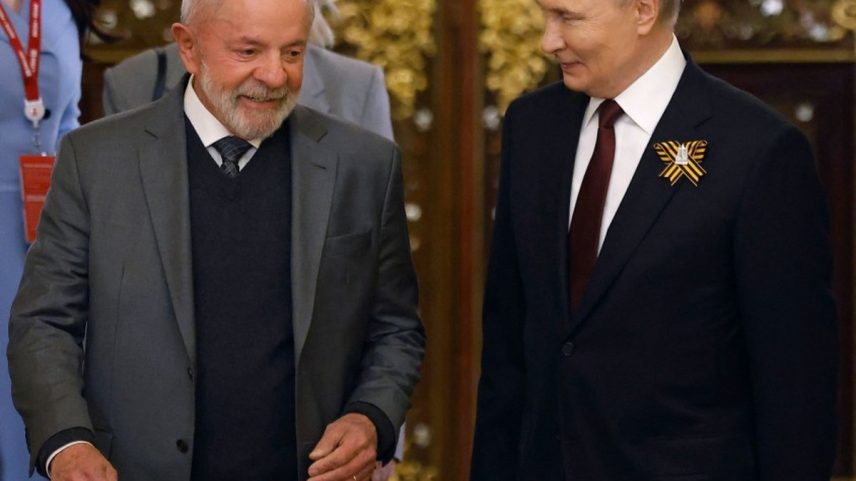 Presidente Luiz Inácio Lula da Silva com Vladimir Putin na Rússia — Foto: Maxim Shemetov / POOL / AFP