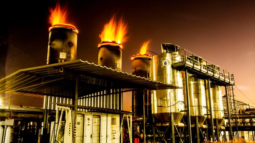 Chamas visíveis marcam a queima controlada do excedente de metano na UTE Paulínia Verde, que transforma o gás gerado no aterro em energia elétrica limpa (Foto: Cláudio Gatti/VEJA)