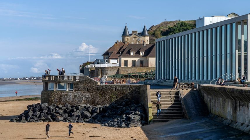 Exterior do Museu do Desembarque na cidade de Arromanches-les-Bains. (Foto: Cristina Candel)