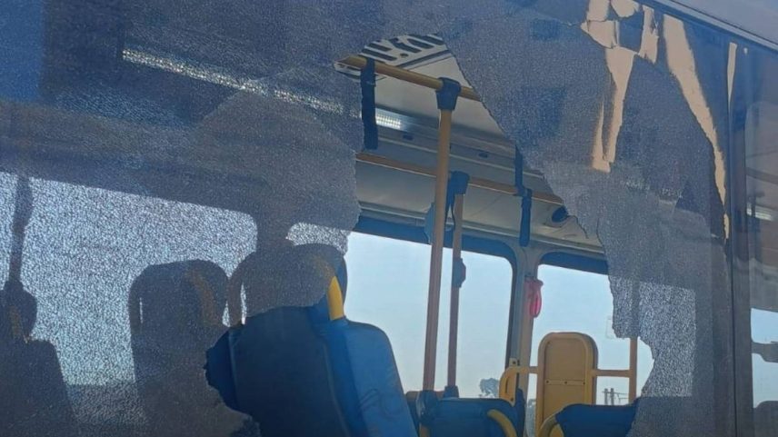 Janela de ônibus quebrada após ato de vandalismo neste sábado (26) na cidade de São Paulo (Foto: @PMESP)