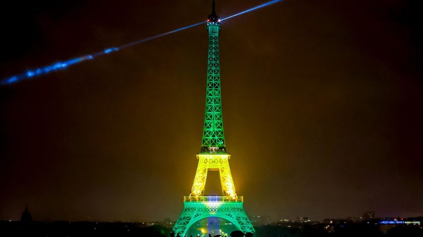 Torre Eiffel iluminada com as cores do Brasil em 5 de junho (Foto: Ricardo Stuckert / PR)