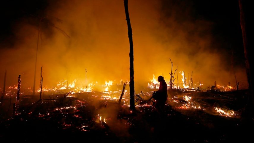 Um incêndio florestal no Estado brasileiro de Amazonas. (Foto: Edmar Barros/AP)