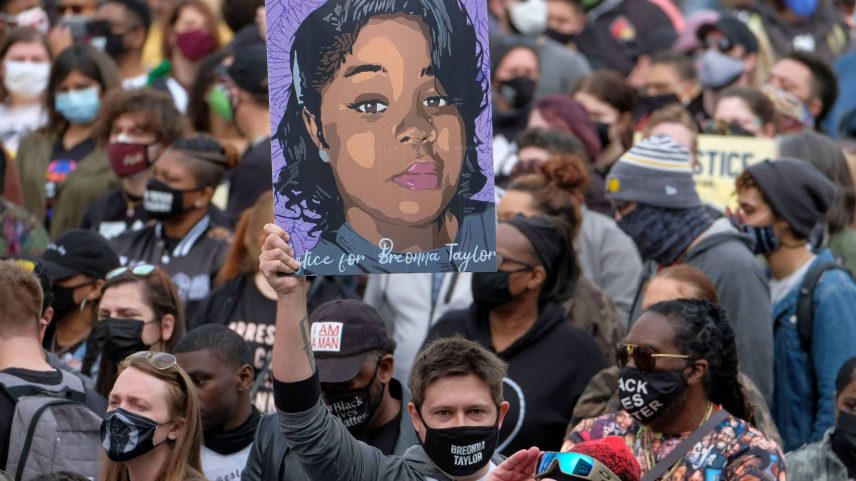 Manifestante levanta um retrato de Breonna Taylor durante comício em memória de Breonna Taylor, no primeiro aniversário de sua morte, em Louisville, no Kentucky (Foto: Jeff Dean - 13.mar.21/AFP)