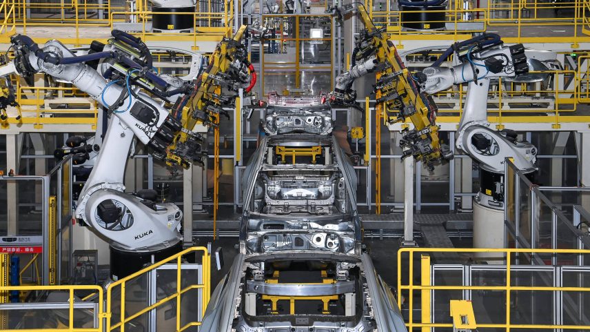 Linha de montagem automatizada na fábrica de carros da Geely na cidade de Baoji, na China, em 26 de fevereiro de 2025 (Foto: Zou Jingyi/Xinhua)