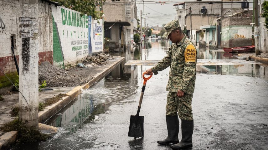 Um soldado limpa uma rua inundada na colonia Culturas de México, Chalco, em agosto de 2024. (Foto: Nayeli Cruz)