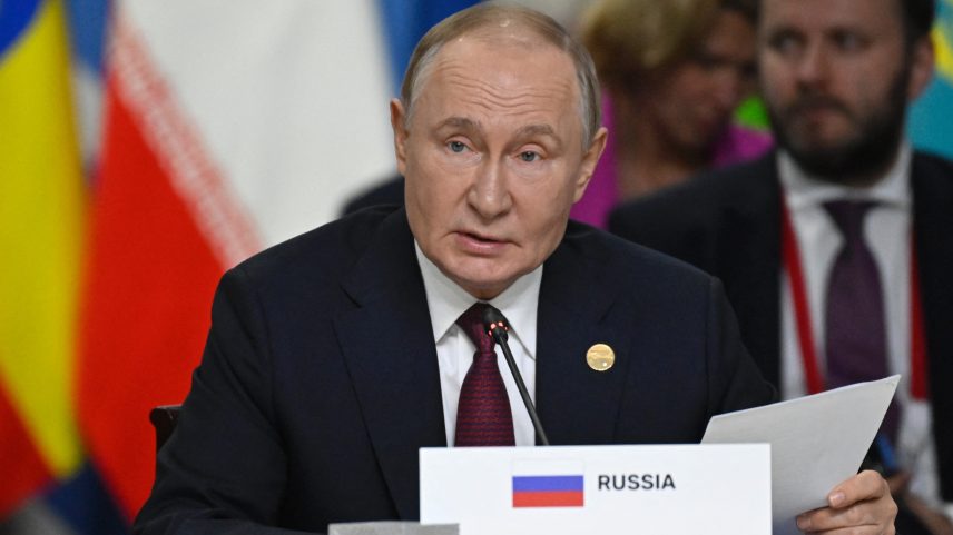 Putin é alvo de mandado de prisão do TPI desde 2023 (Foto: Alexander NEMENOV / POOL / AFP)