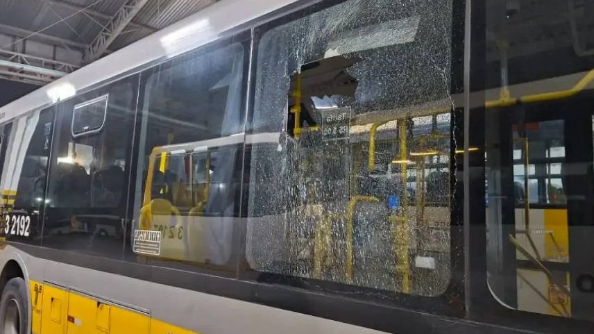 Ônibus com vidro lateral estilhaçado durante ataque a pedra em São Paulo (Foto: Reprodução)