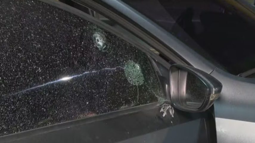 Marcas de tiros no carro do ex-PM (Foto: TV Globo/Reprodução)