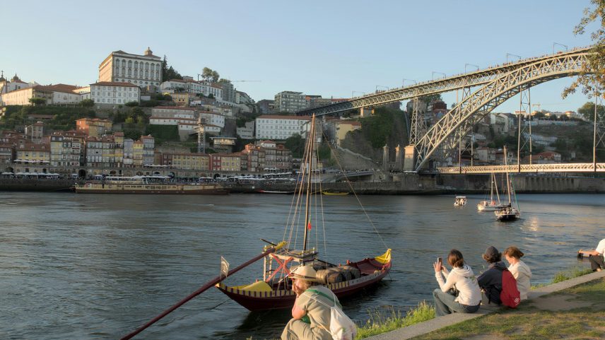 Turistas às margens do Rio Douro, no Porto: cidade no norte de Portugal tem nova 'lei seca' que dificulta venda de bebidas alcóolicas à noite (Foto: Tayan Lima/Reprodução/Unslpash)