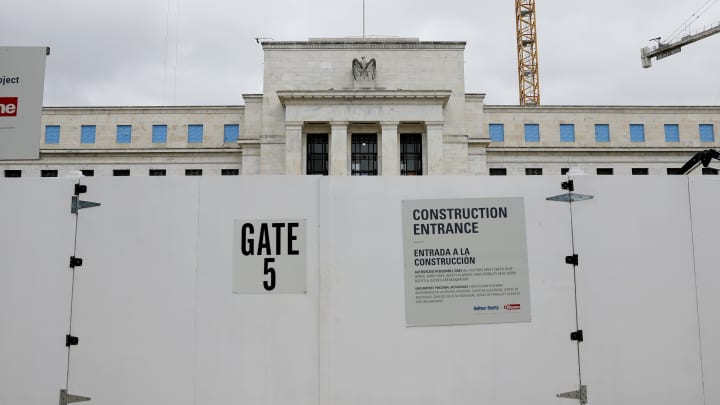 Trabalho de construção ao redor do edifício do Federal Reserve em 17 de setembro de 2024 em Washington, DC, EUA. (Foto: Anna Moneymaker | Getty Images News | Getty Images)