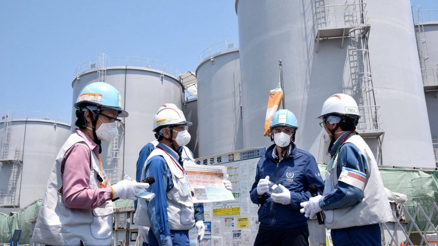 Trabalhadores em frente a usina nuclear de Fukushima, no Japão (Foto: STR - 19.mai.22/AFP)