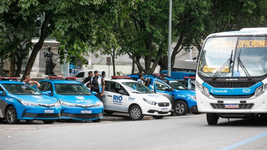 Equipes da Polícia Militar na Av Princesa Isabel, em Copacabana, para revista em ônibus que chegam à praia do bairro, na Zona Sul do Rio (Foto: Guito Moreto/Agência O Globo)