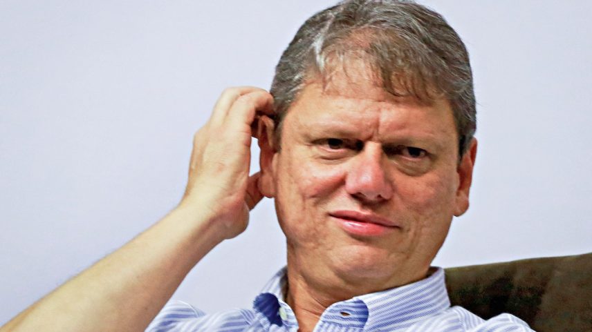 TENSÃO - O governador paulista: tentativa de se equilibrar entre acenar para o padrinho político e defender o estado (Foto: Aloisio Mauricio/Fotoarena/)