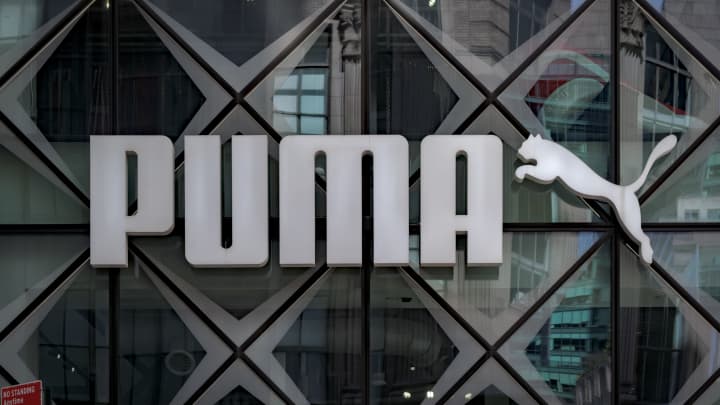 Placa na entrada da loja Puma em Midtown Manhattan. (Foto: Erik Mcgregor | Lightrocket | Getty Images)