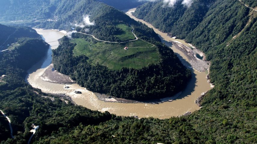 Um trecho do rio Yarlung Tsangpo, onde a China quer construir uma megahidrelétrica — Foto: Li Lin/China News Agency/Getty Images via Bloomberg