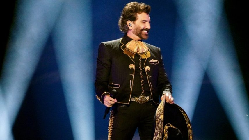 Alejandro Fernandez irá doar os lucros de seu show para as vítimas das enchentes no Texas. (Foto: Reprodução)