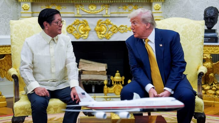 O presidente dos EUA, Donald Trump, e o presidente das Filipinas, Ferdinand Marcos Jr., se encontram no Salão Oval da Casa Branca em Washington, D.C., EUA, em 22 de julho de 2025. (Foto: Kent Nishimura | Reuters)