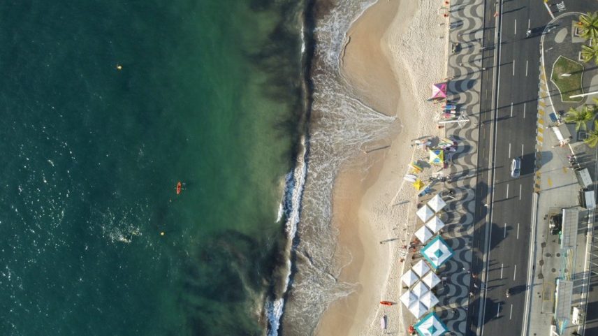 A projeção é que as praias do Leme e de Copacabana percam até 100 metros de faixa de areia até o final do século (Foto: Custodio Coimbra / Agência O Globo)