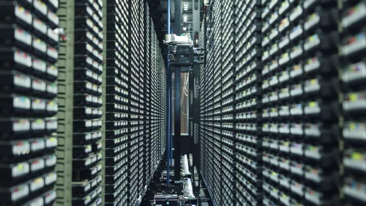 As fitas de armazenamento de dados estão armazenadas no Centro Nacional de Pesquisa Científica em Computação (NERSC) no Laboratório Nacional Lawrence Berkeley, que abrigará o supercomputador dos EUA que será alimentado pelos próximos chips Vera Rubin da Nvidia, em Berkeley, Califórnia, EUA. 29 de maio de 2025. (Foto: Manuel Orbegozo | Reuters)