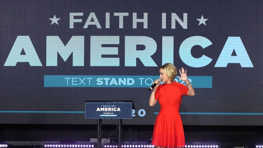 A pastora Paula White é desde fevereiro diretora da Oficina de Fé da Casa Branca. A foto é durante um ato, Evangélicos por Trump, em Raleigh, Carolina do Norte, em outubro de 2020. (Foto: Bob Karp / ZUMA Wire / Alamy / Cordon Press)