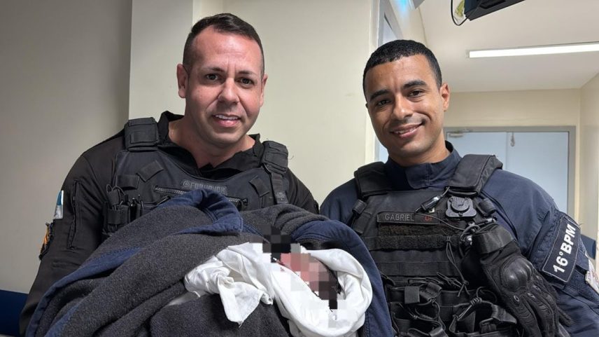 PMs socorrem bebê em lixeira em Benfica (Foto: Divulgação)