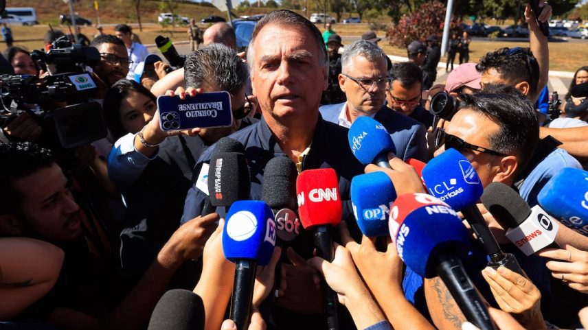 O ex-presidente Jair Bolsonaro em entrevista coletiva logo após ter colocado a tornozeleira eletrônica a mando do ministro do STF Alexandre de Moraes (Foto: Wilton Junior/Estadão)