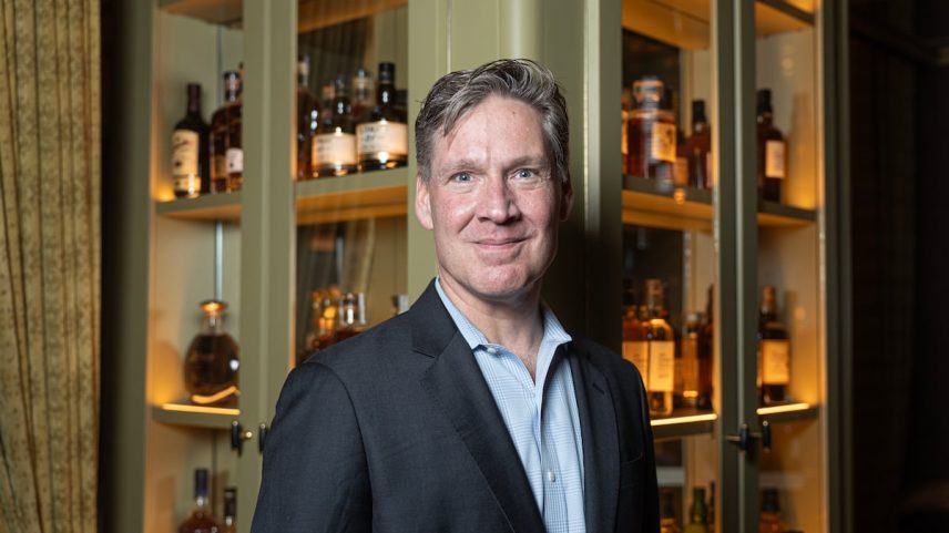 Greg Lambrecht, criador de Coravin, retratado em The Library (Madrid). (Foto: Pablo Monge)