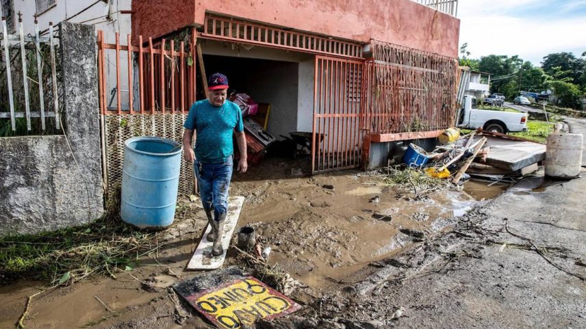 Um homem afetado pelo passo do huracán Fiona, em Porto Rico, no dia 18 de setembro de 2022. (Foto: Pedro Portal (TNS via Getty Images))
