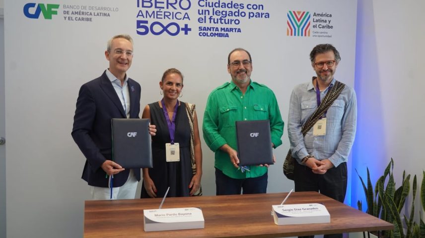 Mario Pardo Bayona, presidente do BBVA Colômbia, Susana Sumelzo, do El Mundo Espanha, Sergio Díaz Granados, presidente da CAF, e Mauricio Jaramillo, durante o Iberoamérica 500+. (Foto: Reprodução)