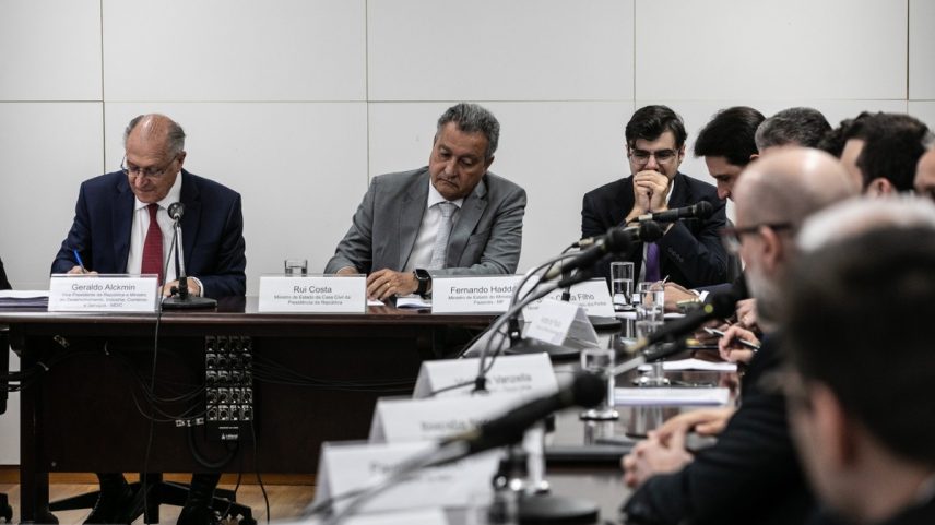 Geraldo Alckmin e Rui Costa participam de reunião com empresários sobre medidas contra tarifas de Trump ao Brasil (Foto: Brenno Carvalho / Agência O Globo)