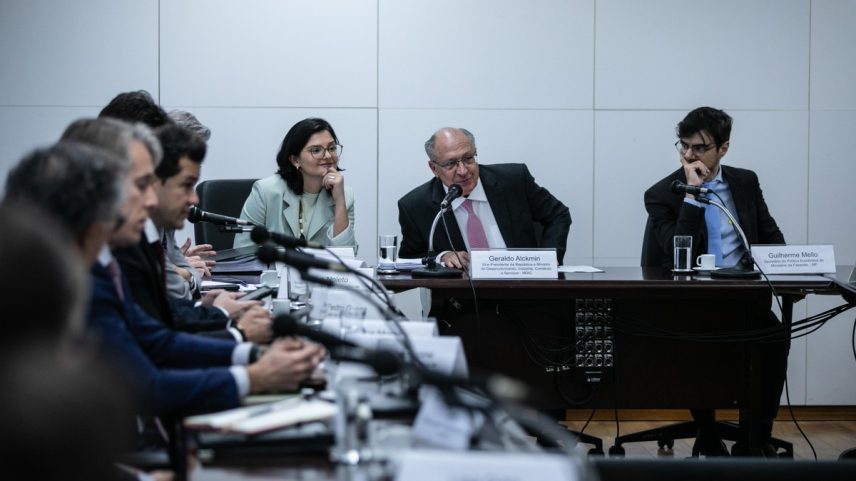 O vice-presidente e ministro da Indústria Geraldo Alckmin conduz nova rodada de reunião com empresários sobre tarifas de Trump (Foto: Brenno Carvalho/Agência O Globo)