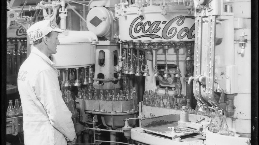Operações de inspeção de garrafas, fábrica da Coca-Cola, sul da Califórnia, 1933 (Foto: Getty Images)