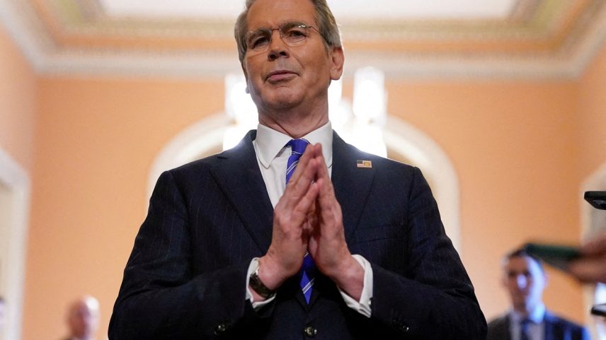 O secretário do Tesouro dos EUA, Scott Bessent, fala com repórteres no Capitólio dos EUA enquanto legisladores republicanos enfrentam dificuldades para aprovar o amplo projeto de lei de gastos e impostos do presidente dos EUA, Donald Trump, no Capitólio em Washington, D.C., EUA, 27 de junho de 2025. (Foto: REUTERS/Elizabeth Frantz/Foto de arquivo)