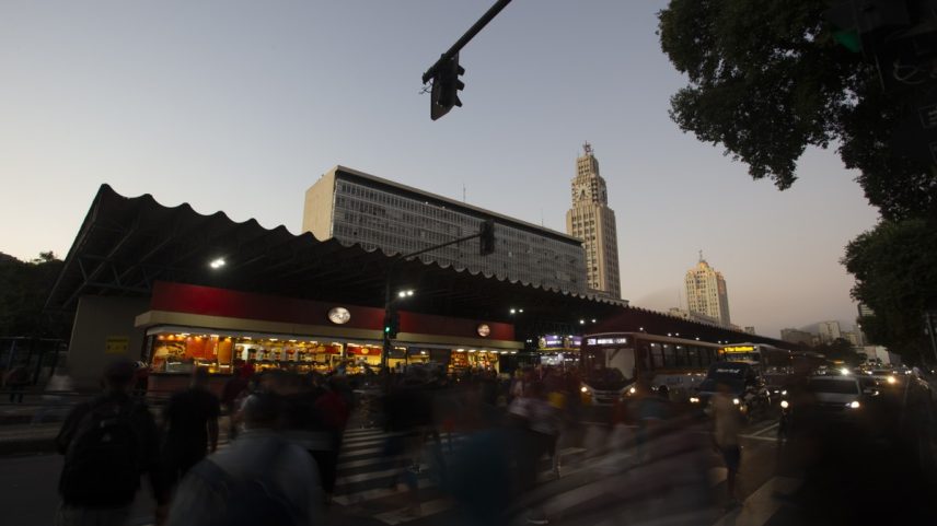 Pedestres na Avenida Presidente Vargas, no Centro, bairro do Rio com mais roubos de celular em 2024 (Foto: Domingos Peixoto / Agência O Globo)