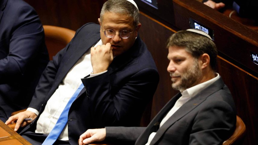 Ministros Itamar Ben-Gvir (Segurança Nacional) e Bezalel Smotrich (Finanças) participam de sessão especial no Knesset, o parlamento israelense, para aprovar e empossar um novo governo (Foto: Amir Cohen - 29.dez.2022/AFP)