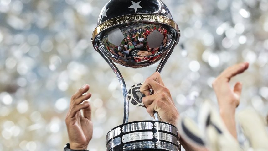 Troféu da Copa Sul-Americana (Foto: Buda Mendes/Getty Images)