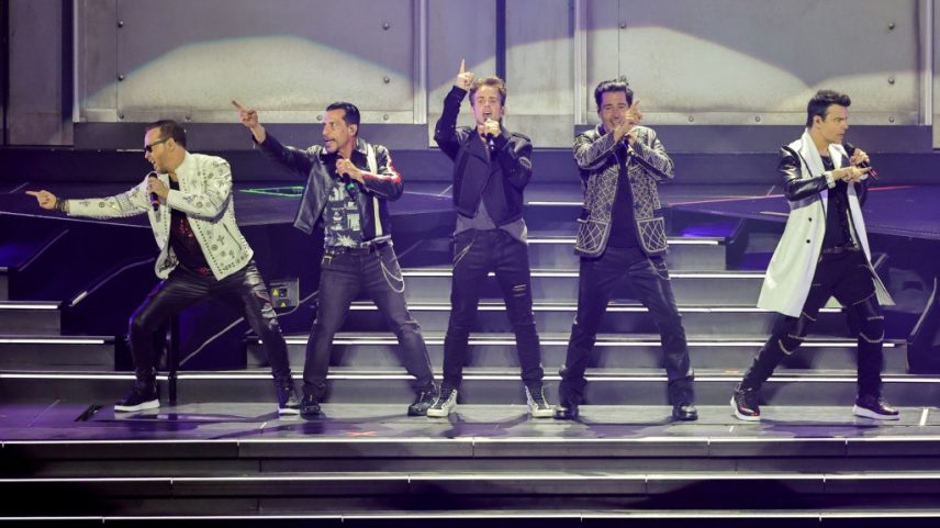 Howie Dorough e AJ McLean, do Backstreet Boys, invadiram a residência em Las Vegas do New Kids on the Block no sábado e se juntaram a eles no palco. (Foto: Reprodução)