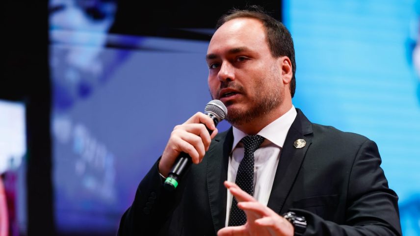 Carlos Bolsonaro diz que pen drive apreendido na casa de Jair Bolsonaro é um 'factoide fabricado' (Foto: Wilton Junior/Estadão)