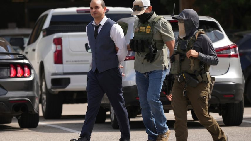 Um homem é preso e escoltado por agentes federais em junho de 2025. (Foto: Associated Press/LaPresse)