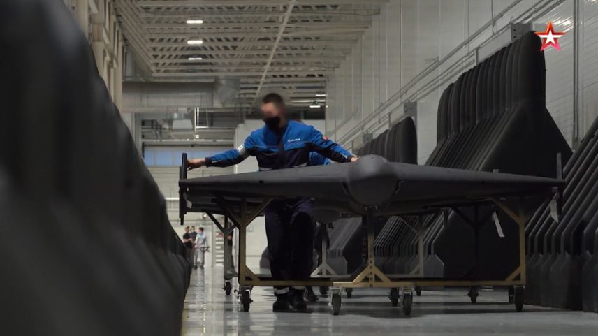 Adolescentes são vistos trabalhando em fábrica de drones na Rússia (Foto: Zvezda/Reprodução)