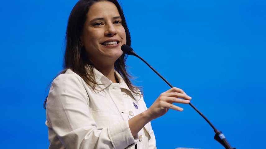 Raquel Lyra (esq.) e missionária Michele Collins em foto tirada na filiação da governadora ao PSD (Foto: Reprodução/Instagram)